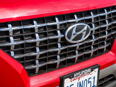 Used 2023 Hyundai Venue SEL FWD image 5