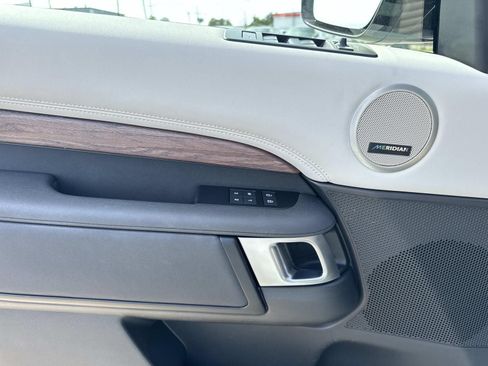 Used 2025 Land Rover Discovery S AWD/4WD image 19
