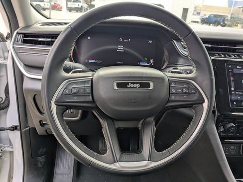 Used 2023 Jeep Grand Cherokee L Laredo image 14