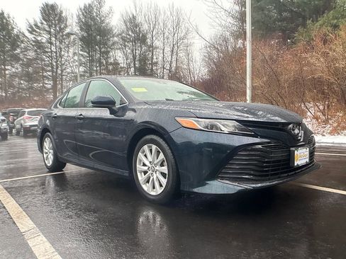 Used 2018 Toyota Camry LE image 10