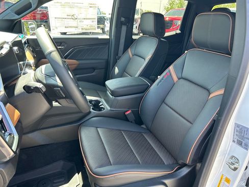 New 2026 GMC Canyon AT4 w/ AT4 Premium Package AWD/4WD image 9