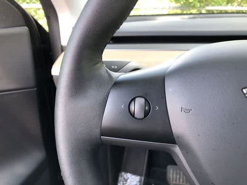 Used 2021 Tesla Model Y Long Range AWD/4WD image 32