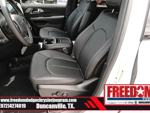 New 2027 Chrysler Pacifica Select FWD image 13