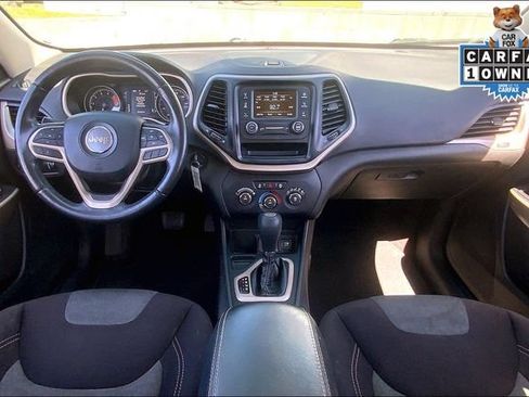 Used 2018 Jeep Cherokee Latitude w/ Altitude Package FWD image 13