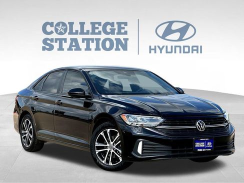 Used 2024 Volkswagen Jetta Sport image 3