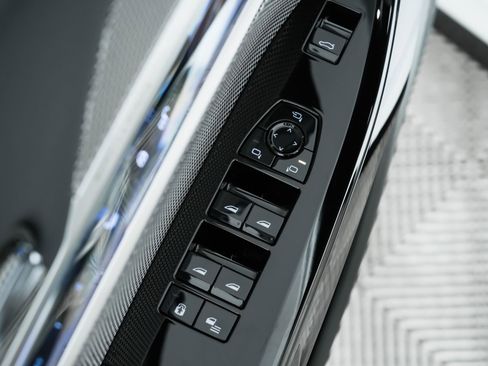 Used 2023 BMW 740i w/ Parking Assistance Package image 93