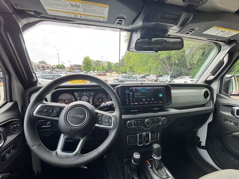 Used 2025 Jeep Wrangler Unlimited Sahara AWD/4WD image 34