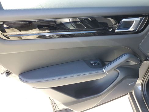Used 2022 Porsche Cayenne image 9