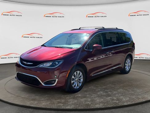 Used 2017 Chrysler Pacifica Touring-L FWD image 1