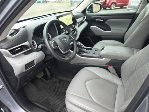 Certified 2023 Toyota Highlander XLE image 8