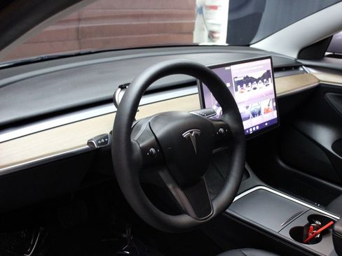 Used 2023 Tesla Model 3 Standard Range image 42