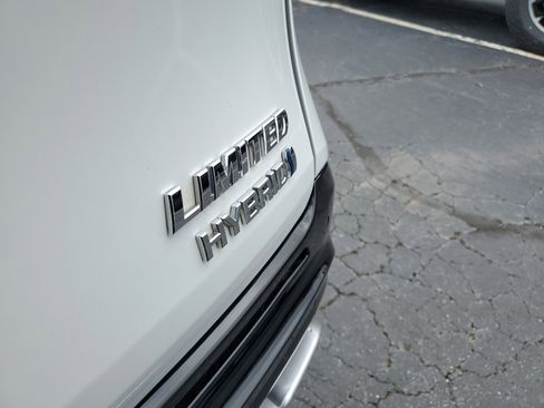 Used 2022 Toyota Sienna Limited image 8