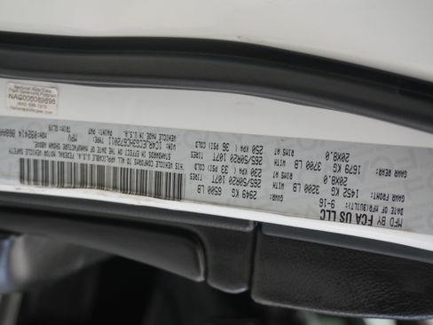 Used 2017 Jeep Grand Cherokee Overland RWD image 32