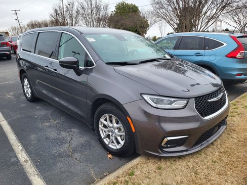 Used 2023 Chrysler Pacifica Touring-L image 3