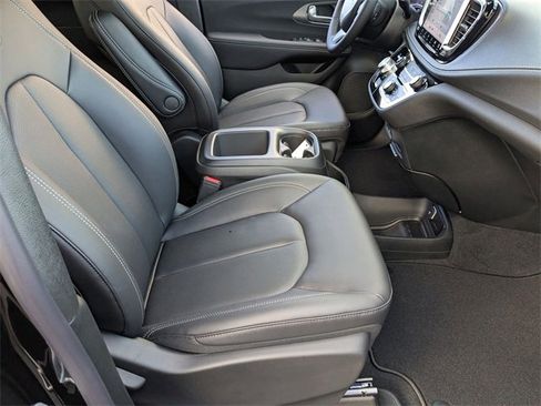 New 2026 Chrysler Pacifica Select image 32