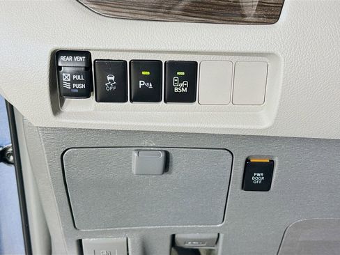 Certified 2017 Toyota Sienna XLE image 10