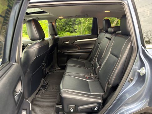 Used 2019 Toyota Highlander XLE AWD/4WD image 29