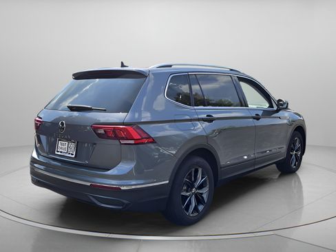 Used 2023 Volkswagen Tiguan SE w/ Panoramic Sunroof Package FWD image 5
