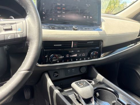 Certified 2024 Nissan Rogue SL w/ SL Premium Package FWD image 18