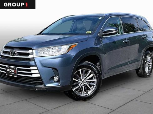 Used 2018 Toyota Highlander XLE w/ Carpet Mat Package (TMS) AWD/4WD image 1