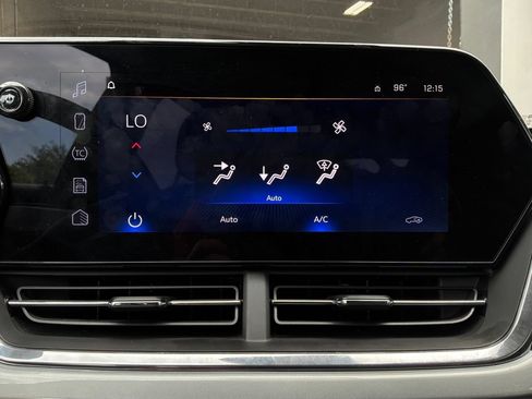 Used 2025 Chevrolet Trax LT w/ LT Convenience Package FWD image 33