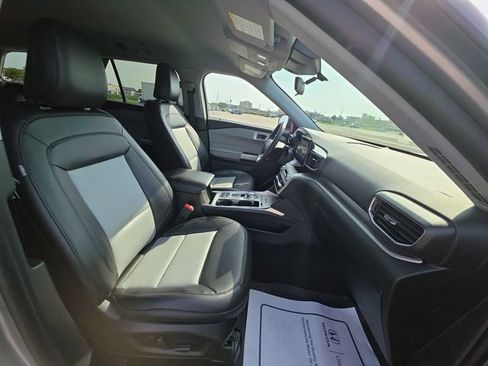Used 2024 Ford Explorer XLT w/ Equipment Group 202A RWD image 32