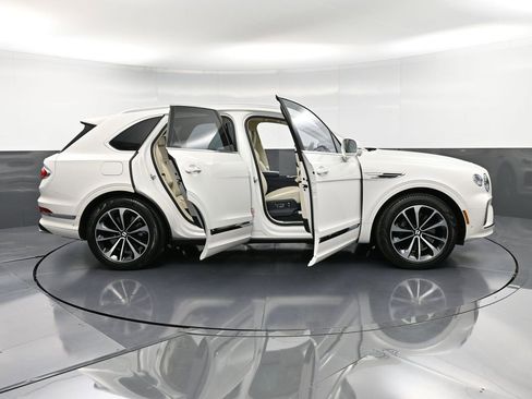Certified 2024 Bentley Bentayga Plug-In Hybrid image 40