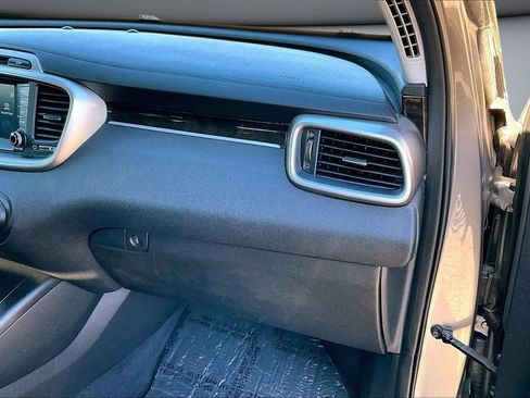 Used 2018 Kia Sorento LX image 25