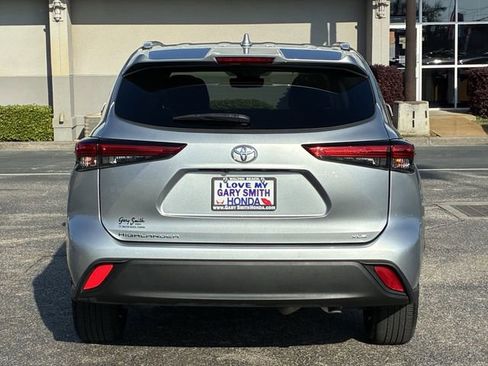 Used 2022 Toyota Highlander XLE FWD image 5