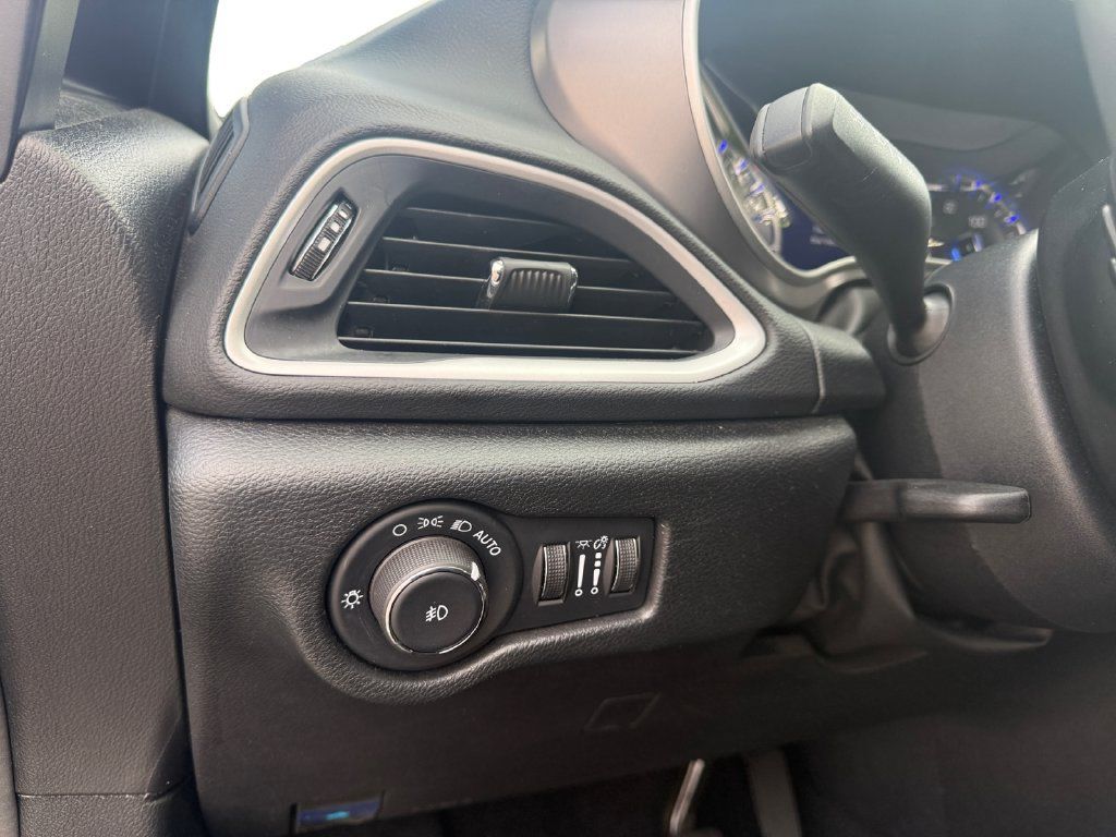 Used 2025 Chrysler Pacifica Select FWD image 13