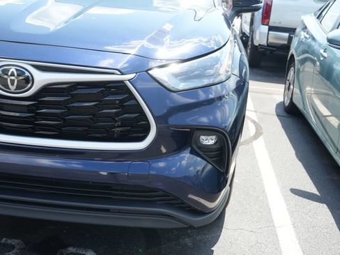 Used 2024 Toyota Highlander XLE FWD image 5