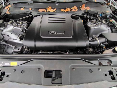 Used 2024 Land Rover Discovery S image 14