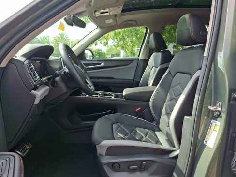 Certified 2024 Volkswagen Atlas Peak Edition SE AWD/4WD image 17