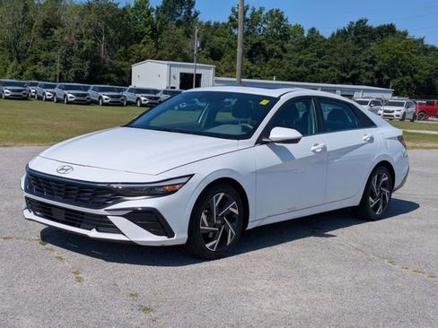 Used 2025 Hyundai Elantra SEL FWD image 7