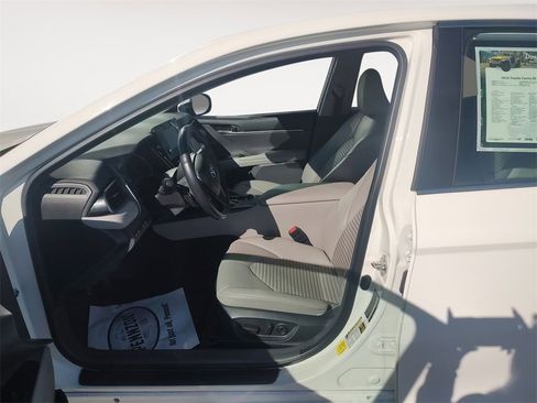 Used 2024 Toyota Camry SE image 9