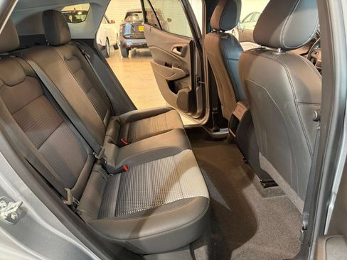 Used 2025 Chevrolet Trax LT FWD image 36