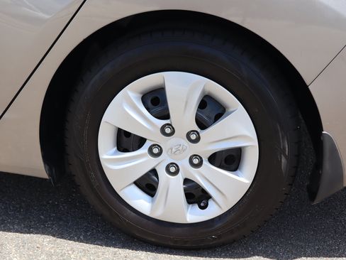 Used 2016 Hyundai Elantra SE FWD image 35