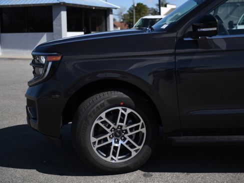 New 2026 Ford Expedition Active image 9