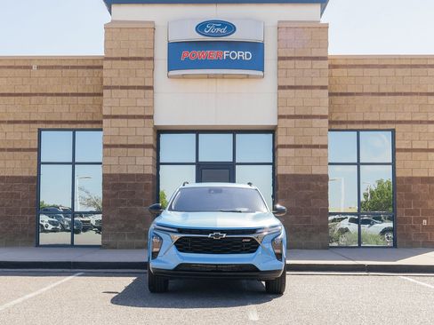 Used 2025 Chevrolet Trax RS FWD image 3