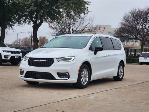 Used 2024 Chrysler Pacifica Touring-L image 3