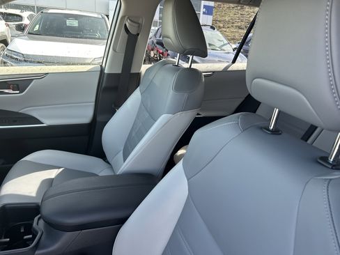 Used 2022 Toyota RAV4 XLE Premium image 29