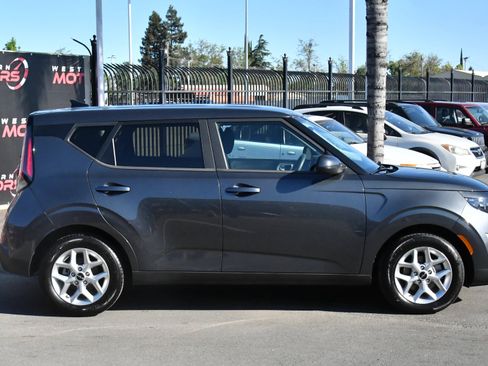 Used 2024 Kia Soul LX w/ Option Group 015 FWD image 9