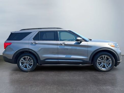 Used 2021 Ford Explorer XLT w/ Equipment Group 202A AWD/4WD image 6