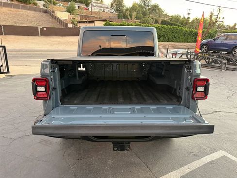 Used 2025 Jeep Gladiator Rubicon w/ Convenience Group AWD/4WD image 7