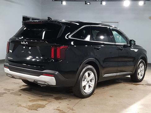 Used 2024 Kia Sorento LX image 7