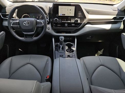 Used 2024 Toyota Highlander XLE FWD image 7