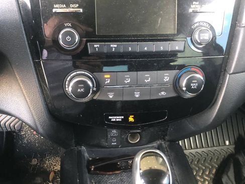 Used 2017 Nissan Rogue S FWD image 16