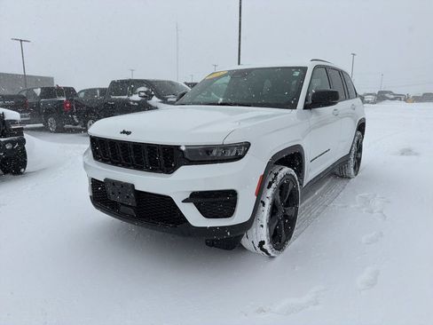 Used 2023 Jeep Grand Cherokee Altitude image 7