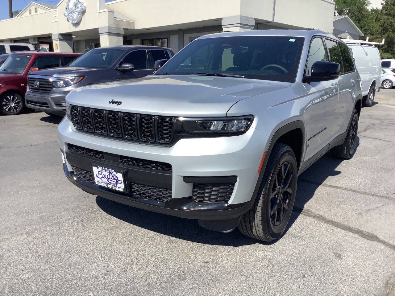 Used 2025 Jeep Grand Cherokee L Laredo AWD/4WD image 4