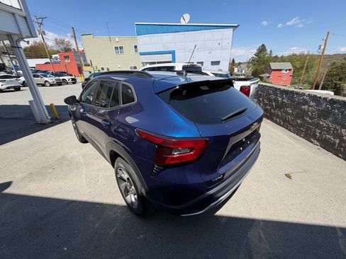 Used 2024 Chevrolet Trax LT w/ Sunroof Package FWD image 3